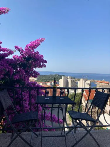 Seaview Apartment with 2 bedrooms a private balcony and parking garage