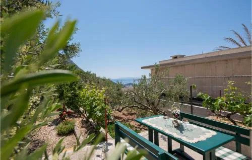 Three-Bedroom Apartment In Makarska