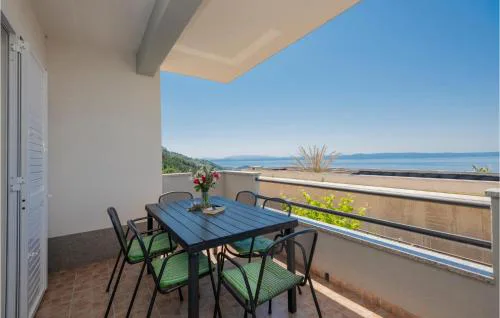 Three-Bedroom Apartment In Makarska