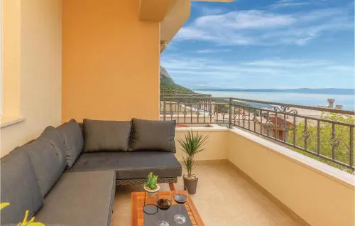 Three-Bedroom Apartment In Makarska