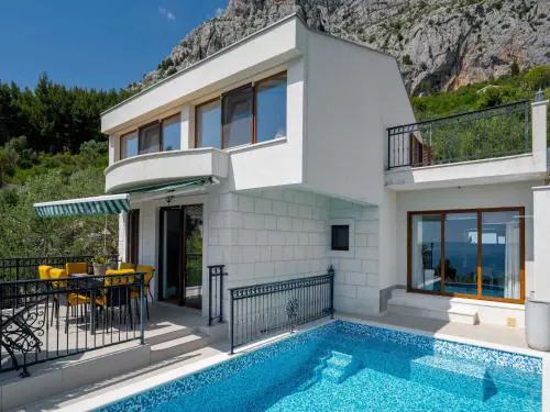 Villa Amare, Makarska with pool and garden