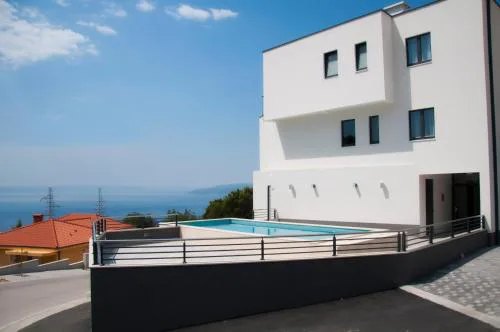 Whitehouse Apartments
