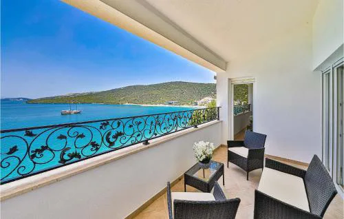 3 Bedroom Cozy Apartment In Marina