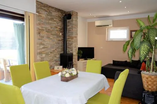 Coastal Apartment - Sleeps 6 Balcony & Parking
