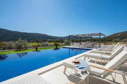 Luxury Villa Dolac near Split, airport, complete privacy, infinity heated pool
