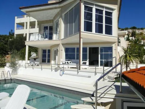 Apartment Perla 3 mit Blick auf das Wasser by Interhome