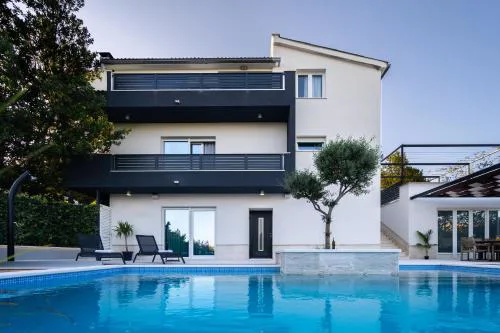 Luxury apartment with heated pool - Tekla