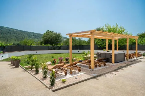 Holiday house with heated pool