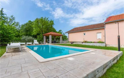 Three-Bedroom Holiday Home In Neoric