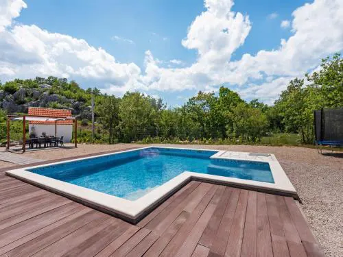 Villa in Neoric with Pool and Bubble Bath