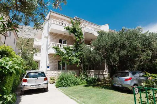 Apartments with parking space Duce, Omis - 2773