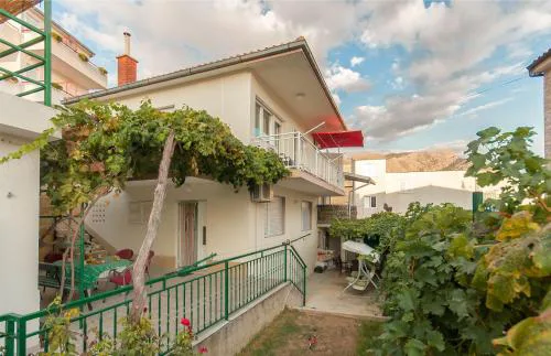 Apartments with parking space Omis - 14422