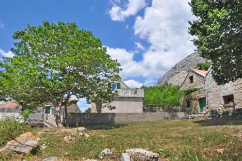 Apartments with parking space Omis - 15767