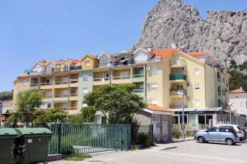 Apartments with parking space Omis - 21050