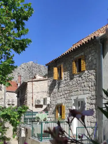 Apartments with parking space Omis - 21053