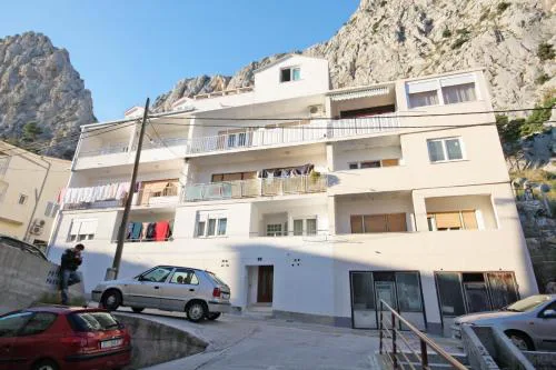 Apartments with parking space Omis - 5988