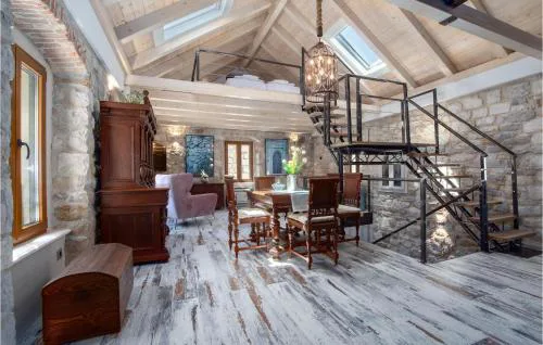 Cozy Home In Omis With Kitchen
