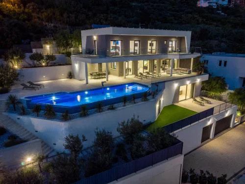 Luxurious Villa ADA; hot tub, sauna, gym, pool