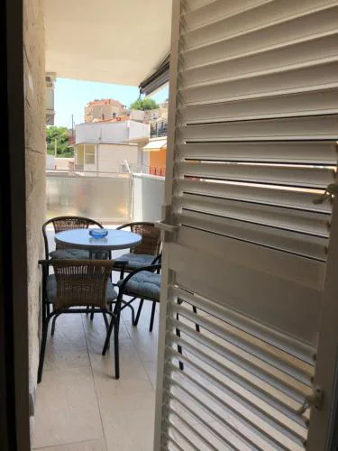 Omis - private Ensuite room with balcony - hotel style