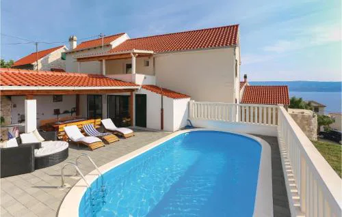 Three-Bedroom Holiday Home In Omis