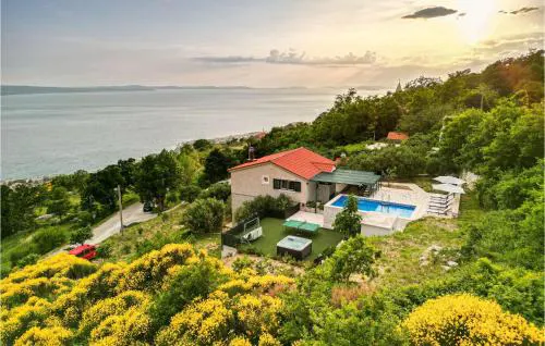 Two-Bedroom Holiday Home In Omis
