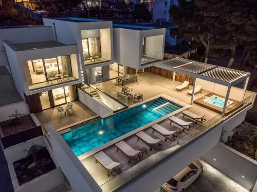 Villa Bava with 4 En-suite Bedrooms, Heated 33 sqm Pool