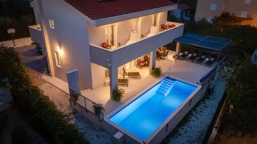 Villa Leonore in Omis with 4 en-suite bedrooms, Heated Pool, Fitness, PS5, completely fenced yard, sandy beach just 3min walk