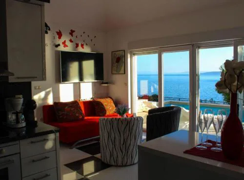 Seafront Apartment Sea Relax with Private Pool Balcony