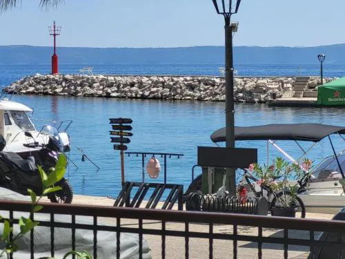Harbour-side Apartment with Beautiful Terrace