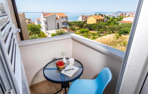 2 Bedroom Cozy Apartment In Podstrana