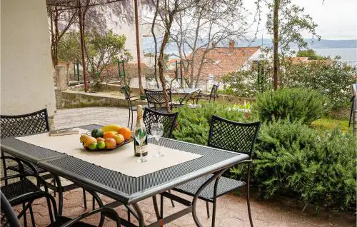 2 Bedroom Nice Apartment In Podstrana