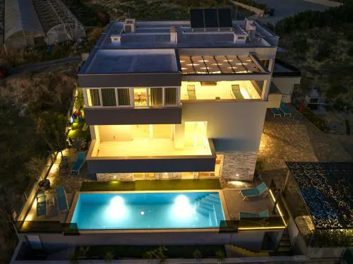 Apartman Palma and Luxury Penthouse for a family with swiming pool,parking,terrace,panoramic view at the sea,Podstrana