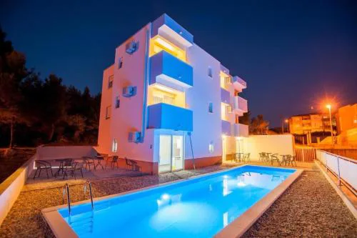 Apartments Podstrana with shared Pool