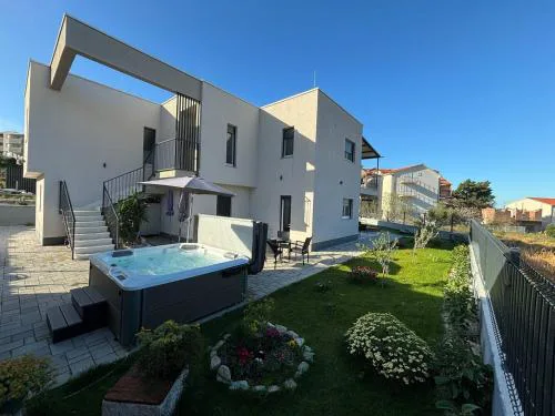 Apartments with parking space Podstrana - Split - 23092
