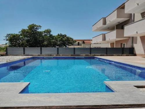 Holiday Home J&D No 2-Nine Bedroom House with Pool