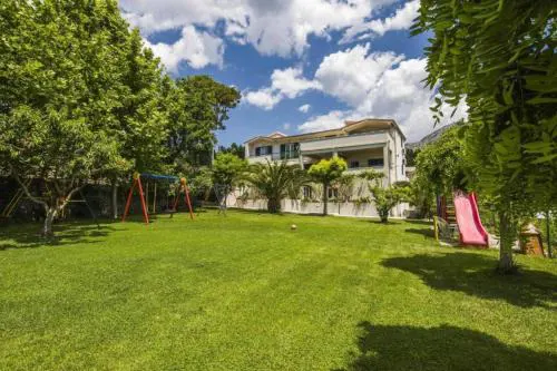 Holiday Home With Seven Bedrooms and Pool
