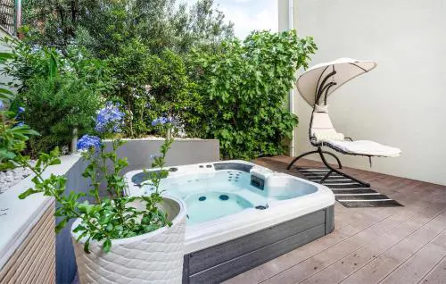 Lovely Apartment In Podstrana