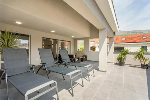 Luxury 3 Bed Apartment, large terrace, pool, close to beach and Split!