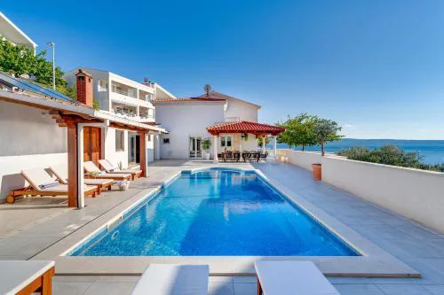 Seaview Villa MaToLi with heated 50sqm pool and 4 bedrooms, close to Split