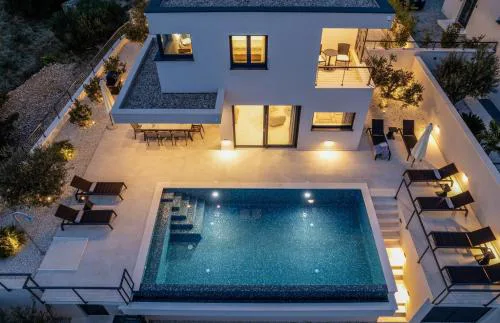 Stylish Villa Olea with heated pool and panoramic sea views