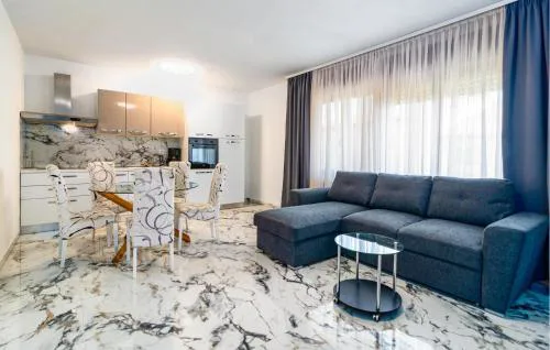 Two-Bedroom Apartment In Podstrana