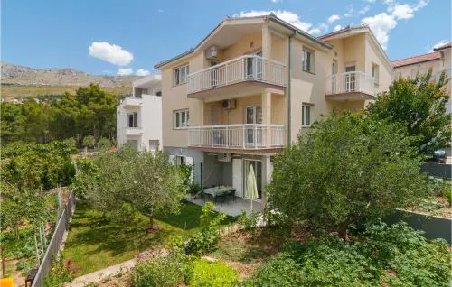 Two-Bedroom Apartment In Podstrana