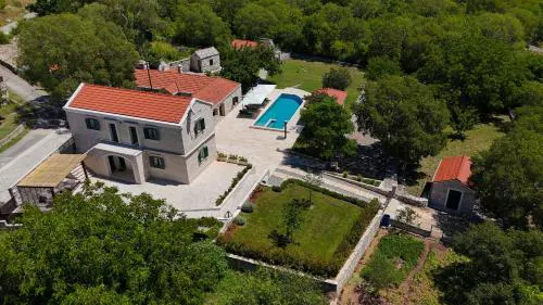 Villa IDOL