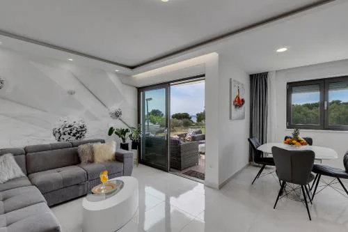 Luxury Promajna Beach Apartment