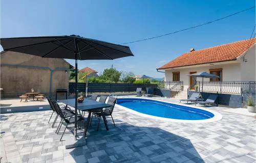 Gorgeous Home In Runovici With Kitchen