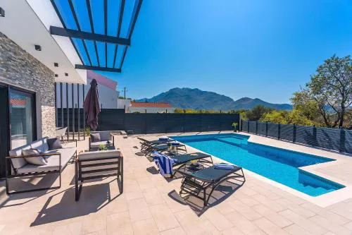 "Casa Mia" Luxury villa with heated swimming pool with jacuzzi