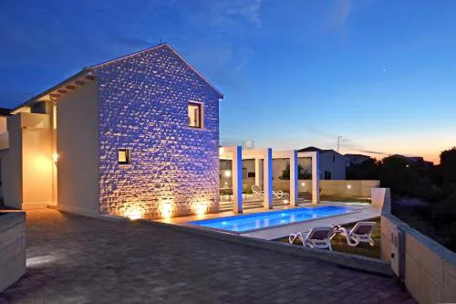 Villa VI