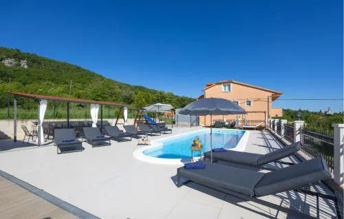Beautiful Home In Sinj