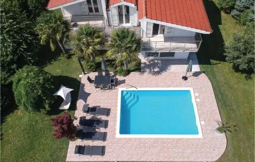 Two-Bedroom Holiday Home In Sinj