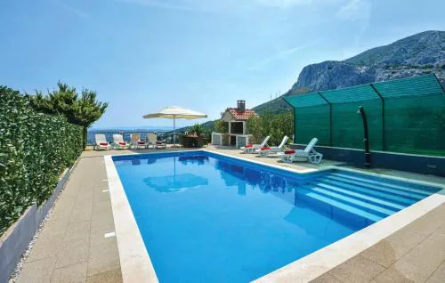 Family Villa in Solin with Pool
